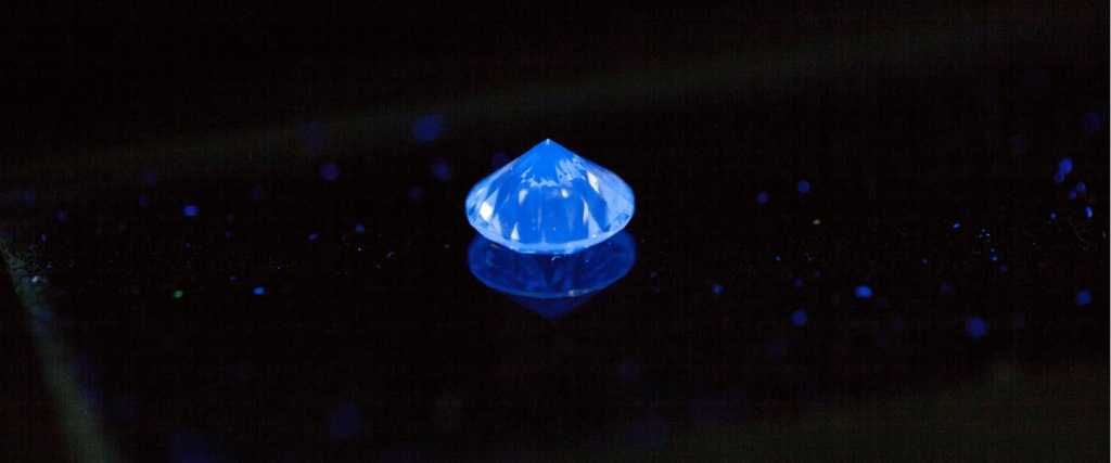 UV fluorescence test on diamonds